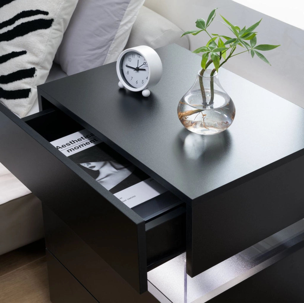 Comodino LED nero con 3 cassetti e pannello acrilico