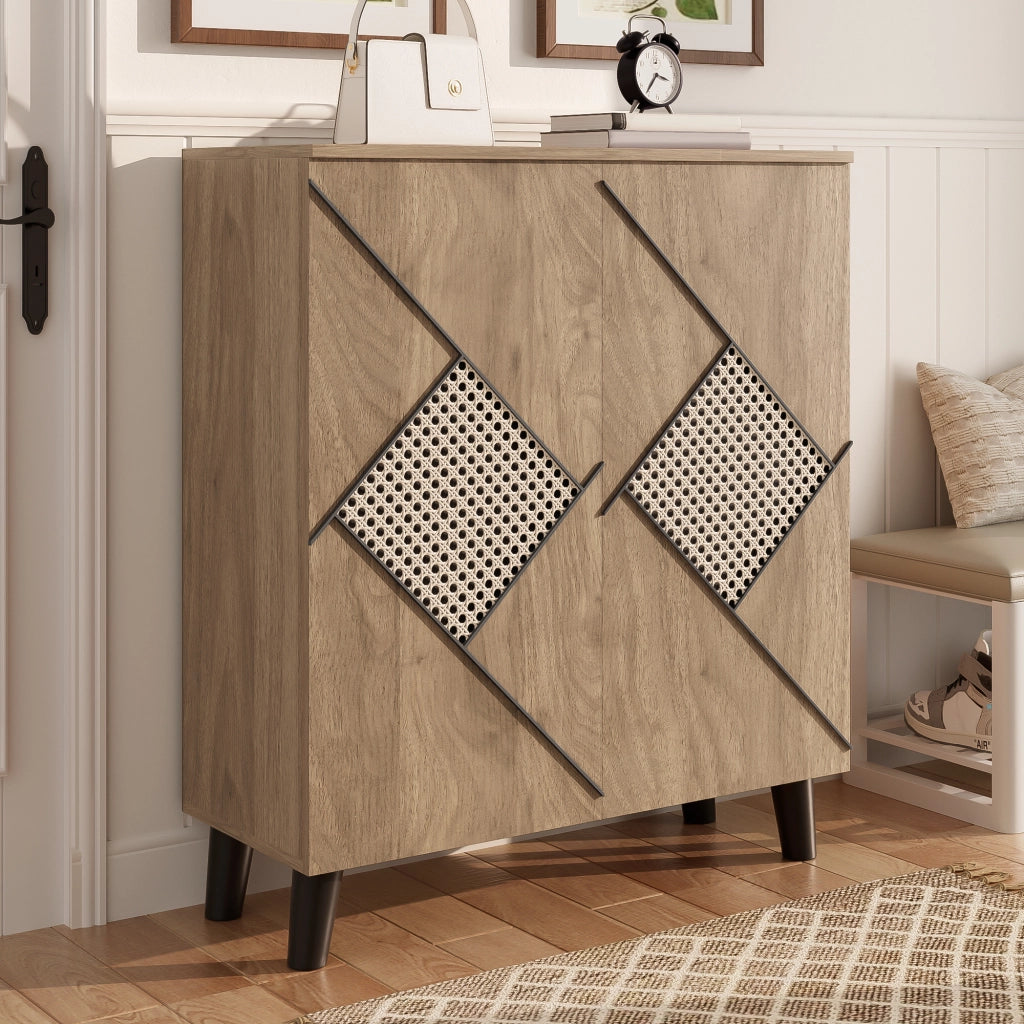Scarpiera con ante chiuse e ripiani multipli in pannello truciolare effetto legno con gambe in PVC