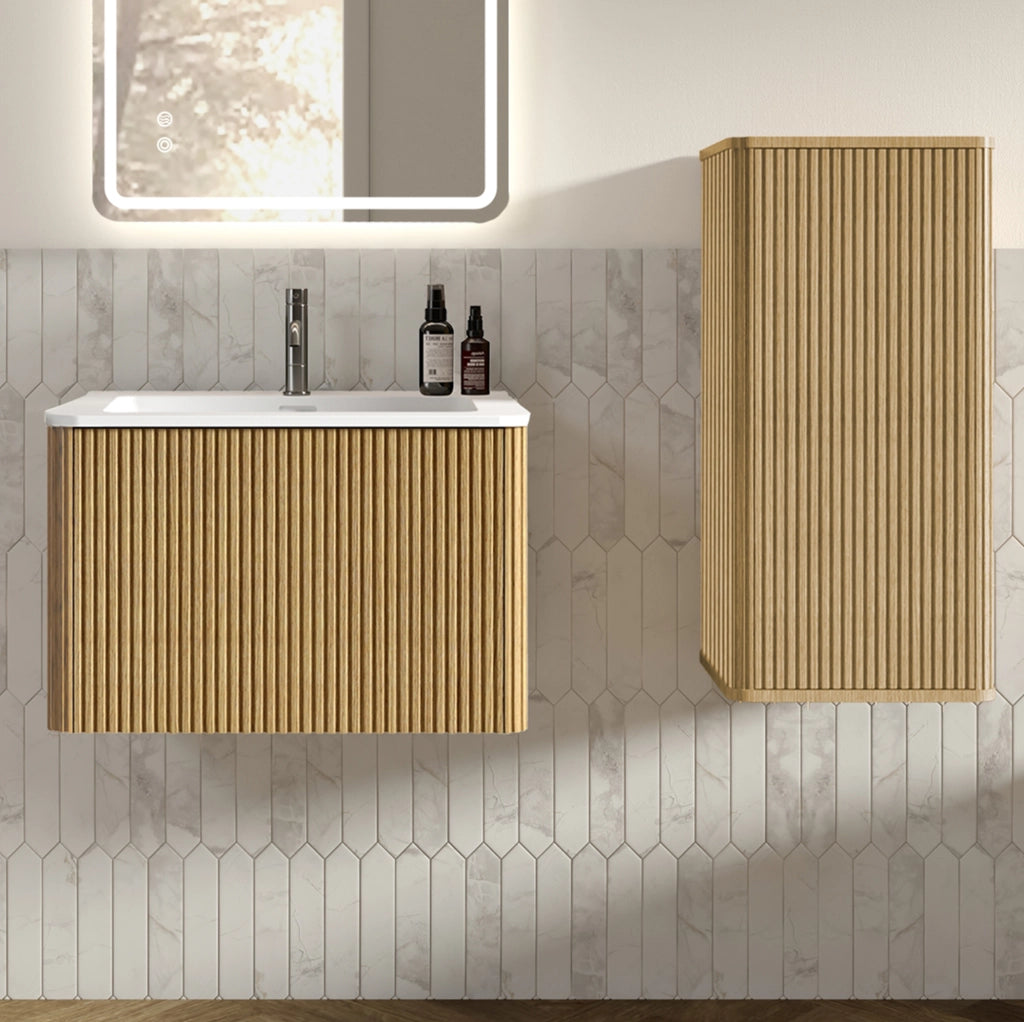Set mobili bagno sospesi con lavabo in pietra artificiale bianco opaco e armadietti in colore quercia, 60 cm