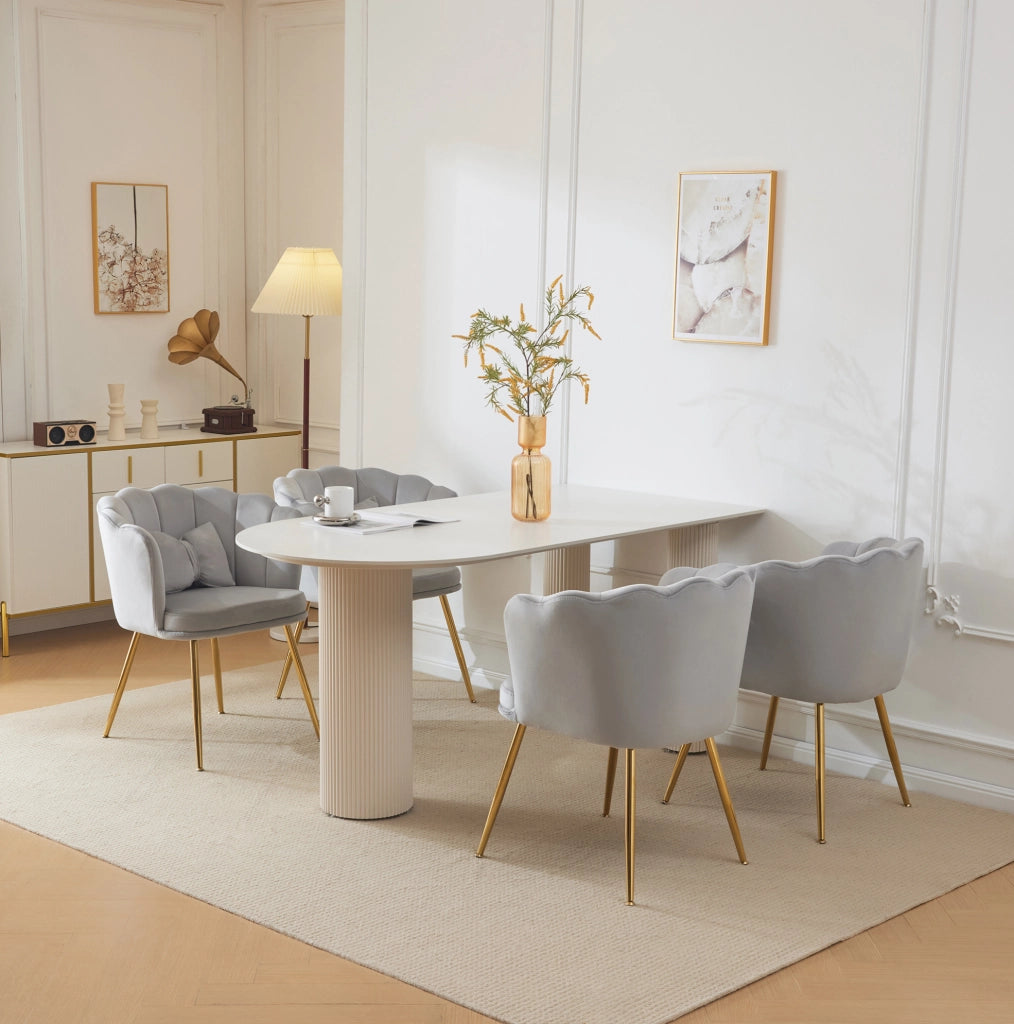 Set di 4 sedie in velluto grigio con schienale a petalo e gambe in metallo dorato; 63x58x77 cm