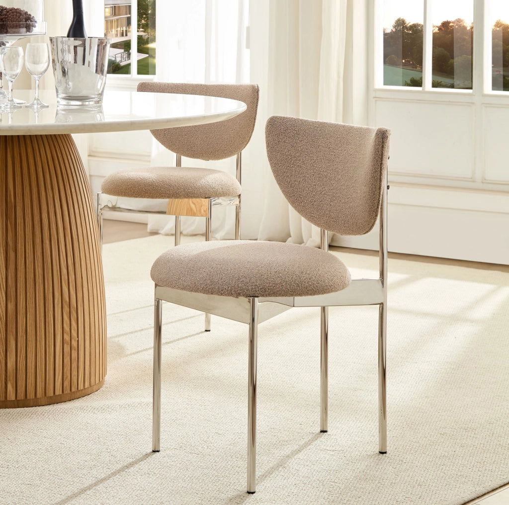 Set di 2 sedie da pranzo in stile scandinavo con struttura in acciaio inox e rivestimento in tessuto, misure compatte 78x60x56 cm, colori Khaki e Crema