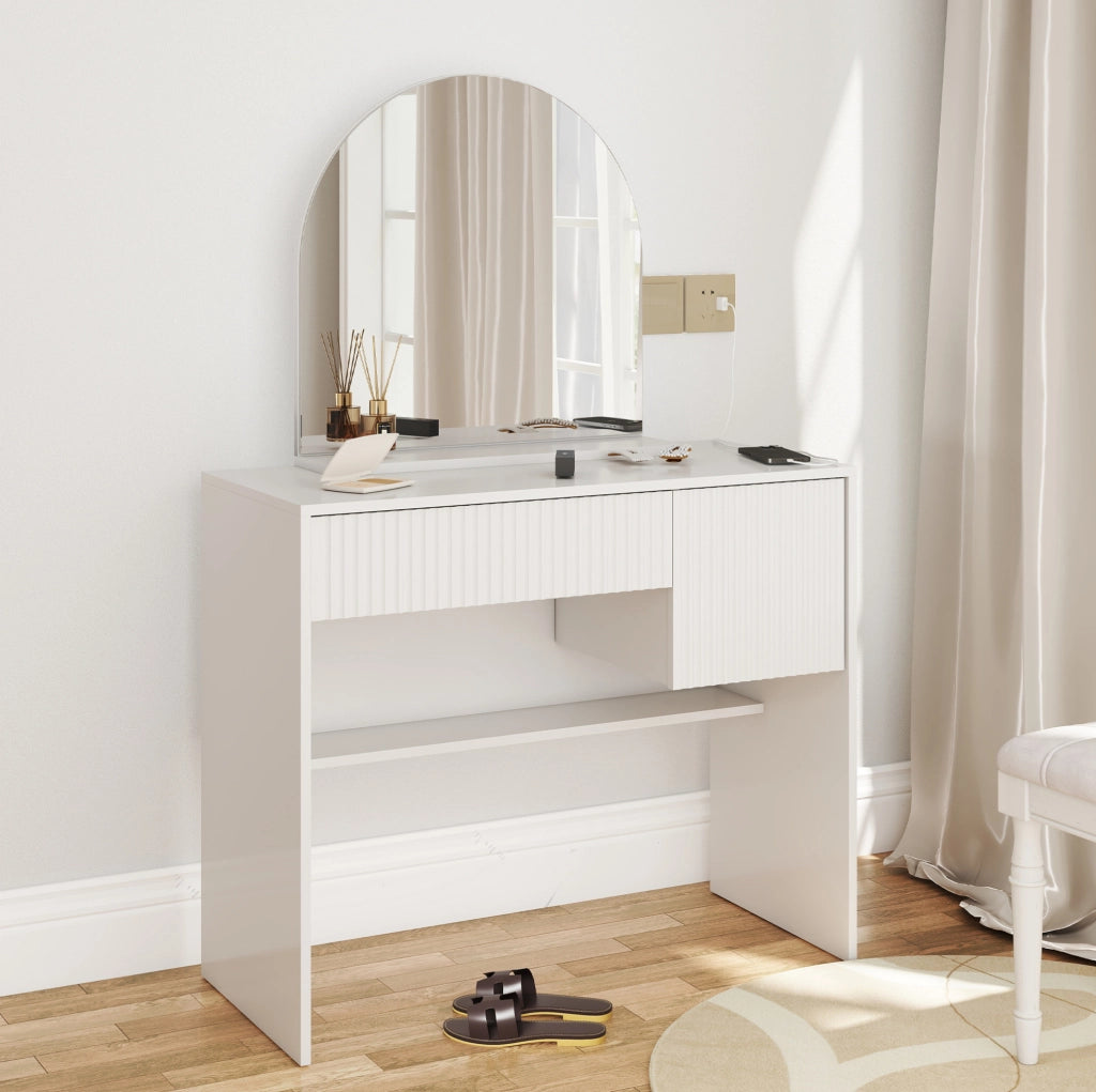 Toeletta bianca in MDF con specchio curvo; 2 cassetti e ripiano inferiore