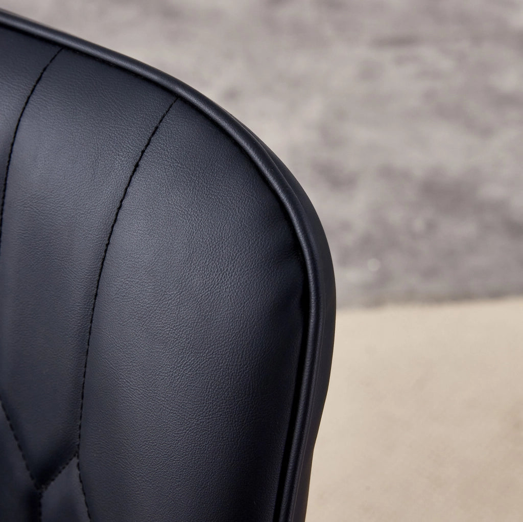 Set di 2 sgabelli da bar alti 100 cm in PU nero con struttura metallica nera e poggiapiedi ergonomico