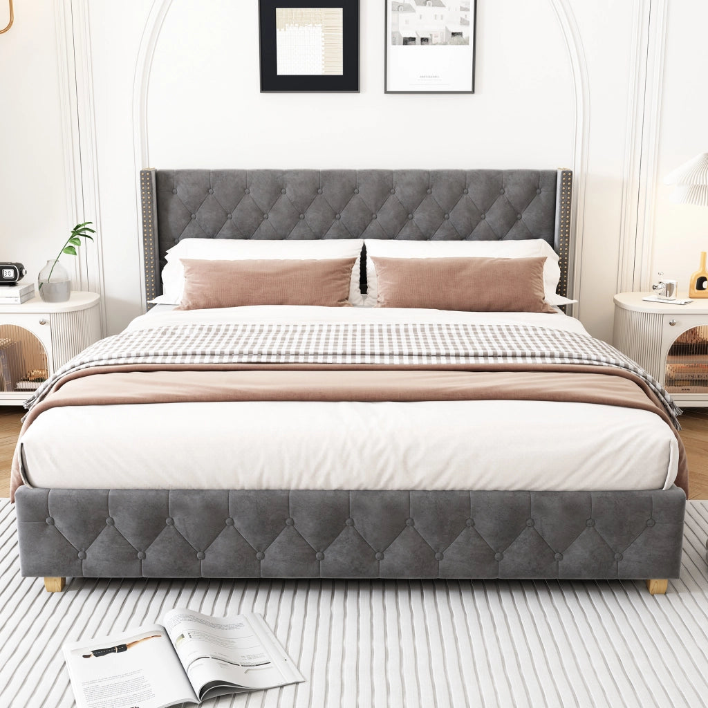 Letto imbottito 180 × 200 cm con rete a doghe; testiera con bottoni e borchie; rivestimento in velluto grigio