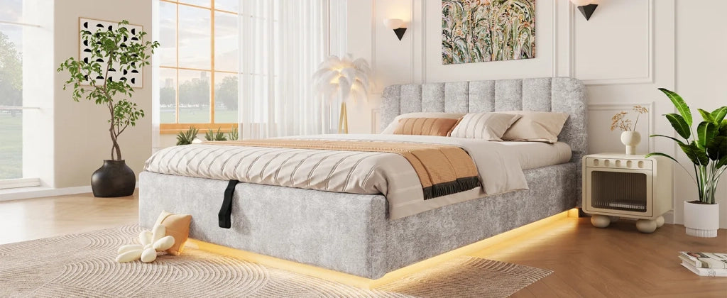 Letto matrimoniale imbottito 140x200 cm, testiera trapuntata con striscia LED, rete a doghe e sollevatore idraulico, tessuto chenille grigio chiaro, senza materasso