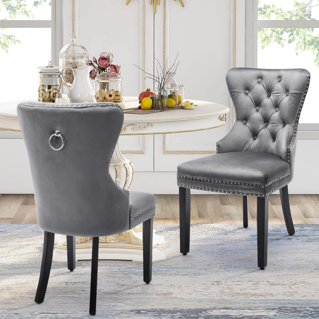 Sedie da pranzo set di 2 in velluto grigio con gambe in legno schienale trapuntato e borchie 97 × 51 × 51 cm