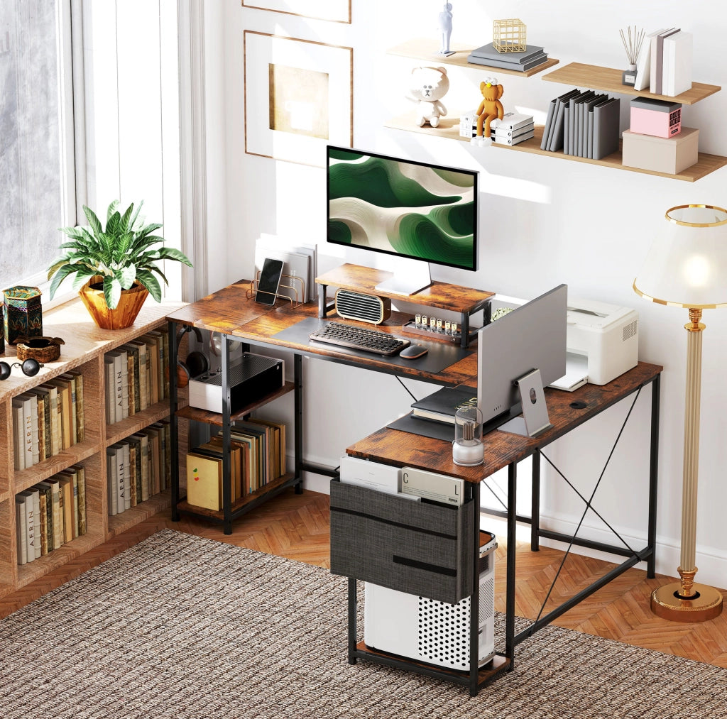 Scrivania angolare a L 168x120 cm con ripiani e portaoggetti, supporto monitor ergonomico, marrone rustico