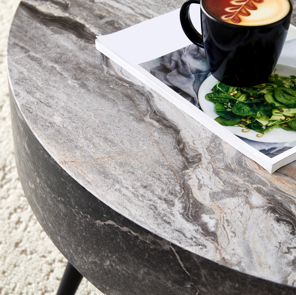 Tavolino da salotto rotondo Ø 70 cm effetto marmo grigio con gambe in metallo nere HOMVRA