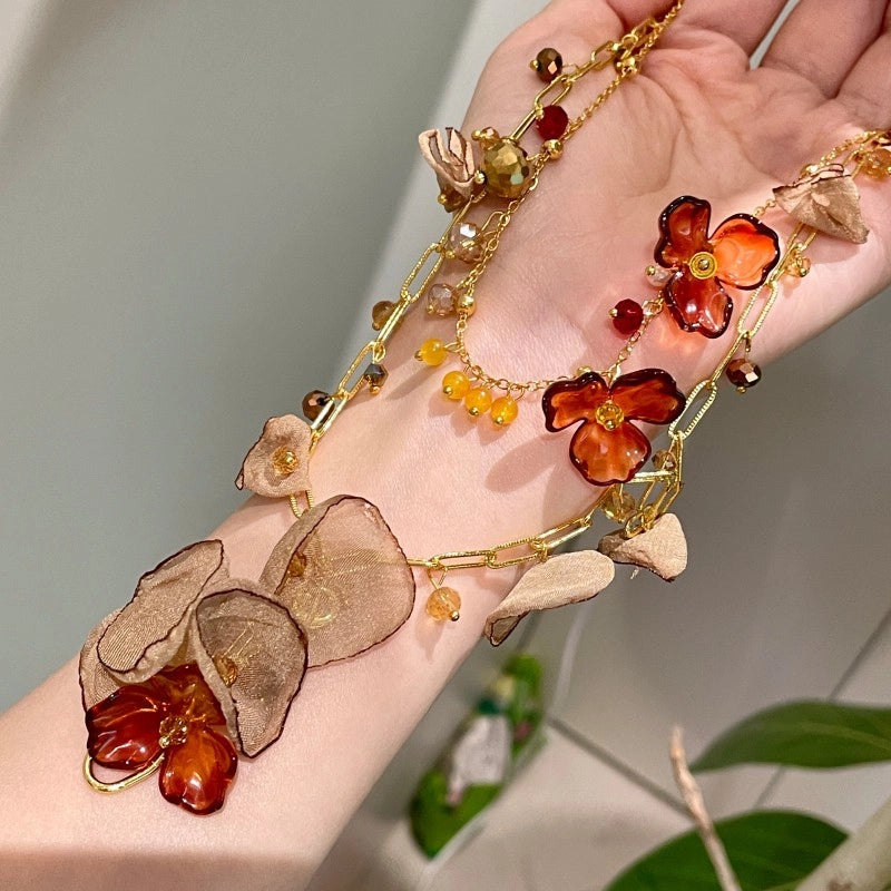 Collana retr¨°, di nicchia, unica con motivo a fiori marroni in maglia Maillard.