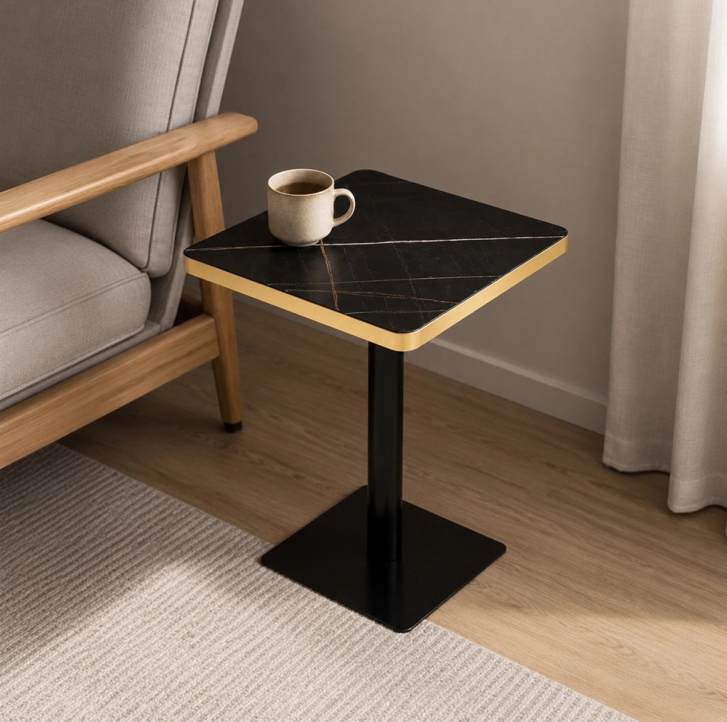 Tavolo quadrato 60x60 cm effetto marmo nero con bordo dorato e base in metallo