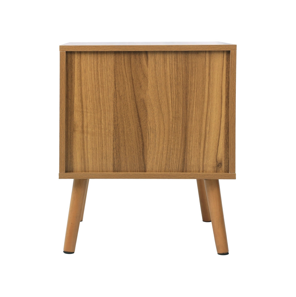 Comodino in rattan effetto noce stile boho con ripiano aperto e maniglie dorate 45x40x55 cm