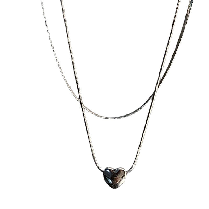 Collana minimalista a forma di cuore in acciaio al titanio con catena a osso di serpente.
