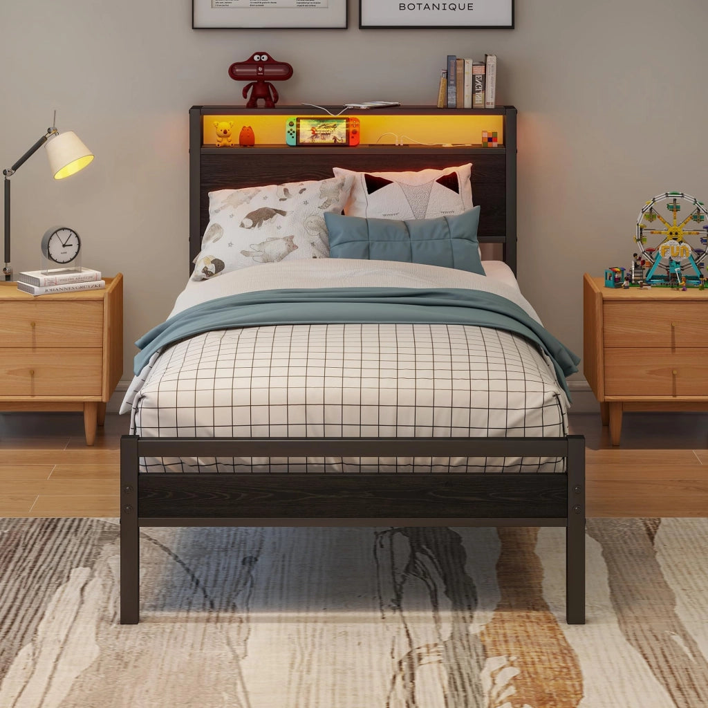 Letto singolo 90 × 200 cm con testiera a 2 ripiani; ricarica USB e presa; rete a doghe in metallo; nero