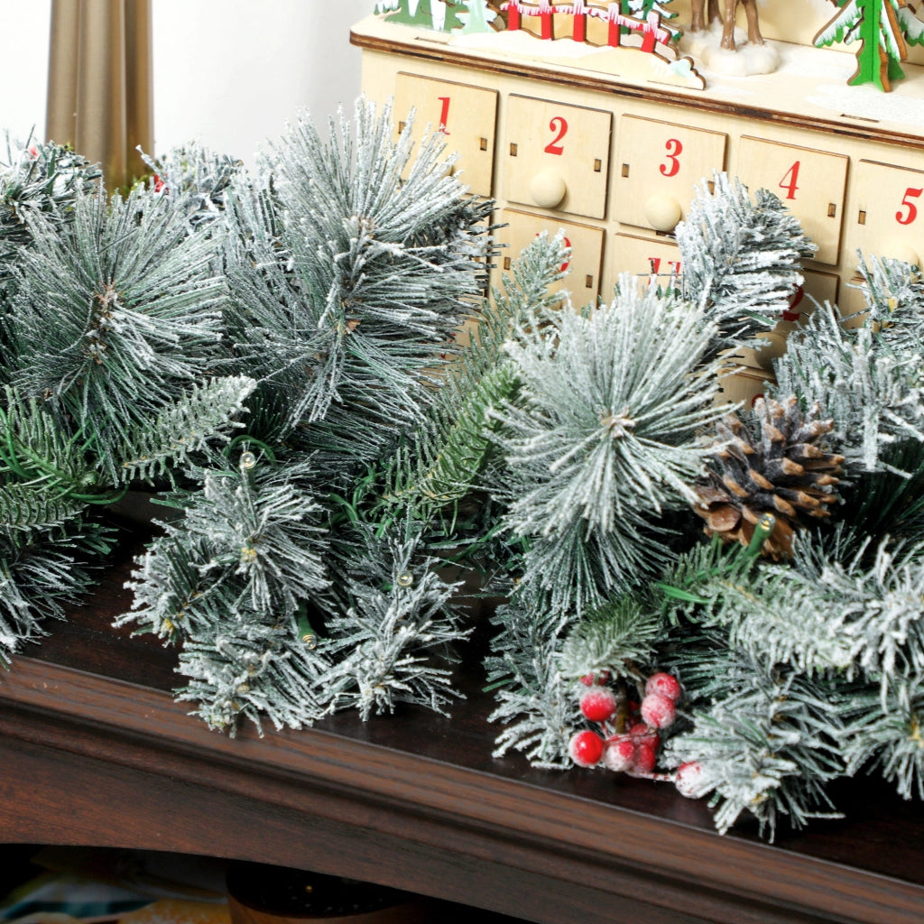 Ghirlanda Natalizia Decorativa da Interno 25x180cm con 50 LED Pigne e Bacche Verde e Bianco