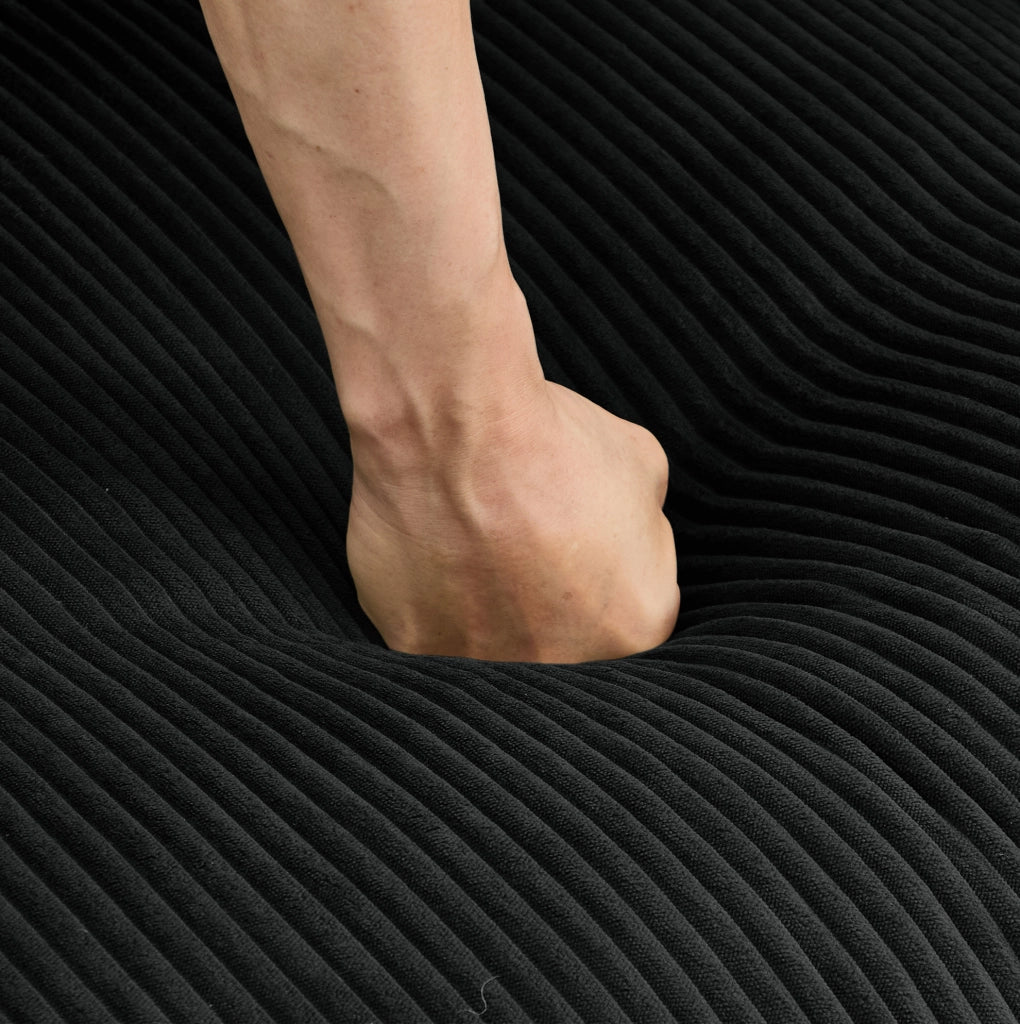 Divano modulare ad angolo in velluto a coste nero con pouf; 336 × 161 × 94 cm