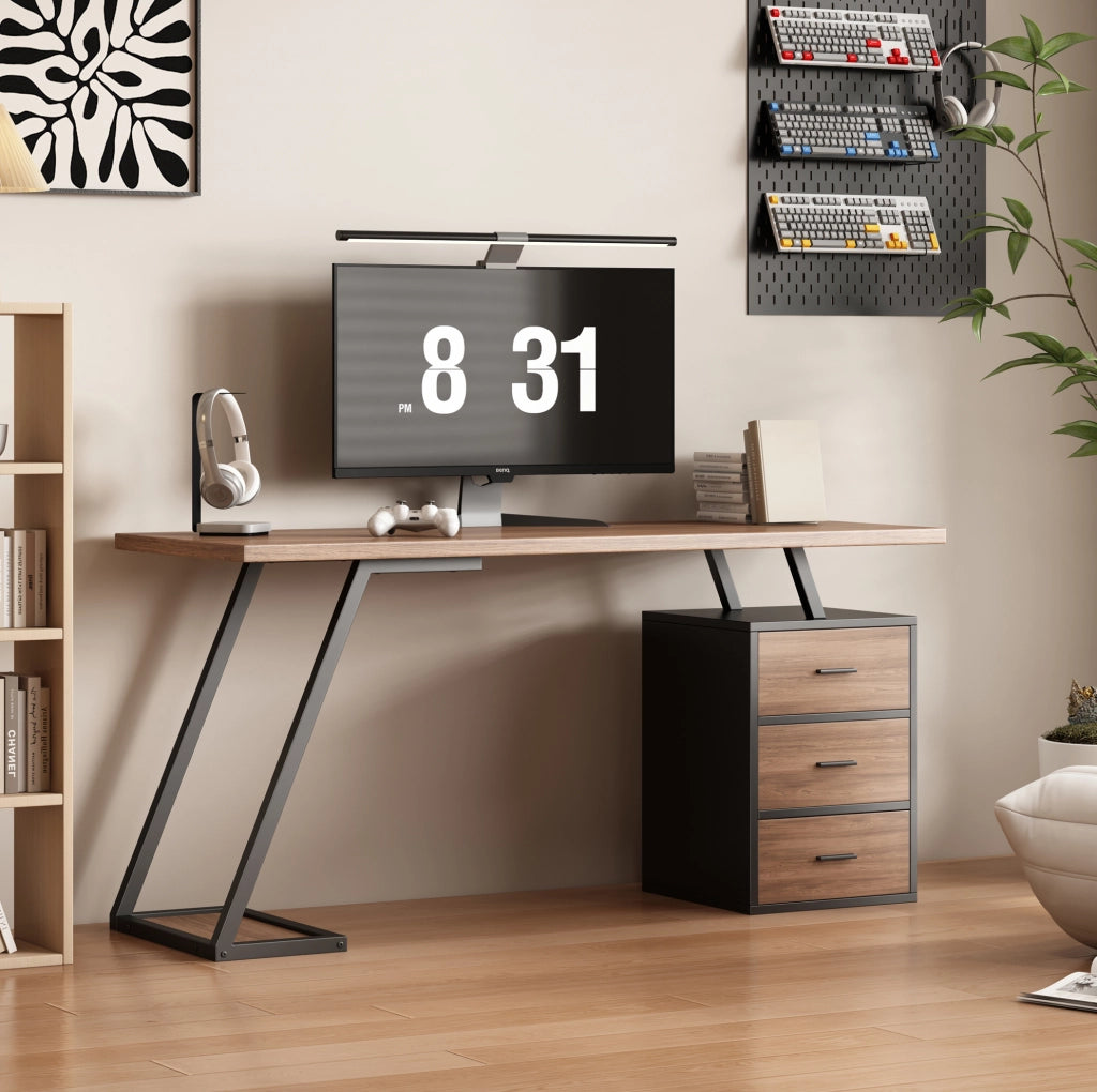 Scrivania da ufficio YEAVIO 138,5 cm con 3 cassetti e piano effetto legno