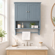 Mobiletto da bagno a muro in MDF grigio chiaro con 2 porte, ripiani aperti e porta asciugamani, 56,8x19x70 cm