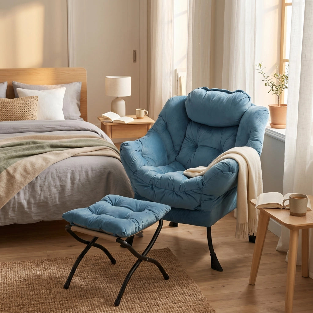 Sedia relax con poggiapiedi e tasca laterale, poltrona lounge imbottita blu, struttura in metallo