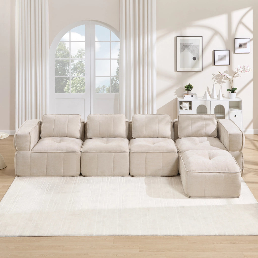 Divano angolare modulare a 4 posti con pouf in poliestere beige senza struttura rigida con seduta profonda e braccioli larghi