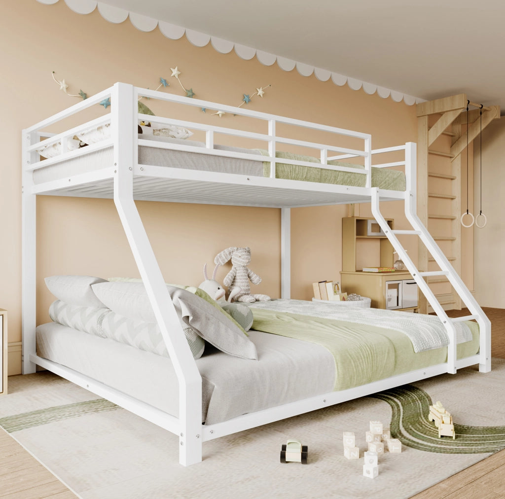 Letto a castello ULEVR 90x200 e 140x200 cm in metallo bianco con scala, sponde di sicurezza e certificazione EN 747
