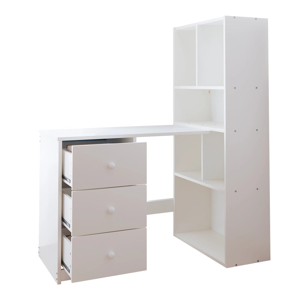Scrivania angolare con libreria a quattro ripiani e tre cassetti in legno bianco per studio e home office 117 × 63 × 135 cm