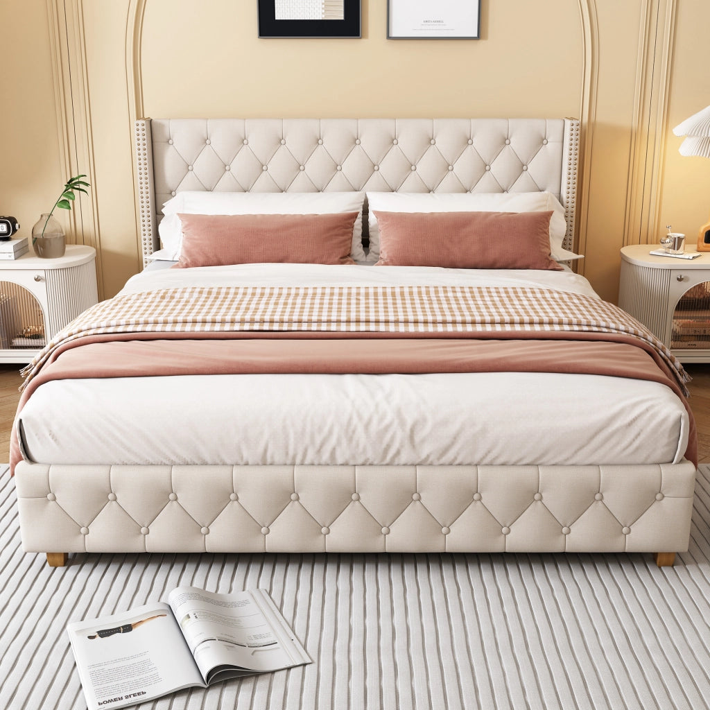 Letto imbottito 180 × 200 cm con rete a doghe; testiera con bottoni; rivestimento in lino beige e piedi in legno