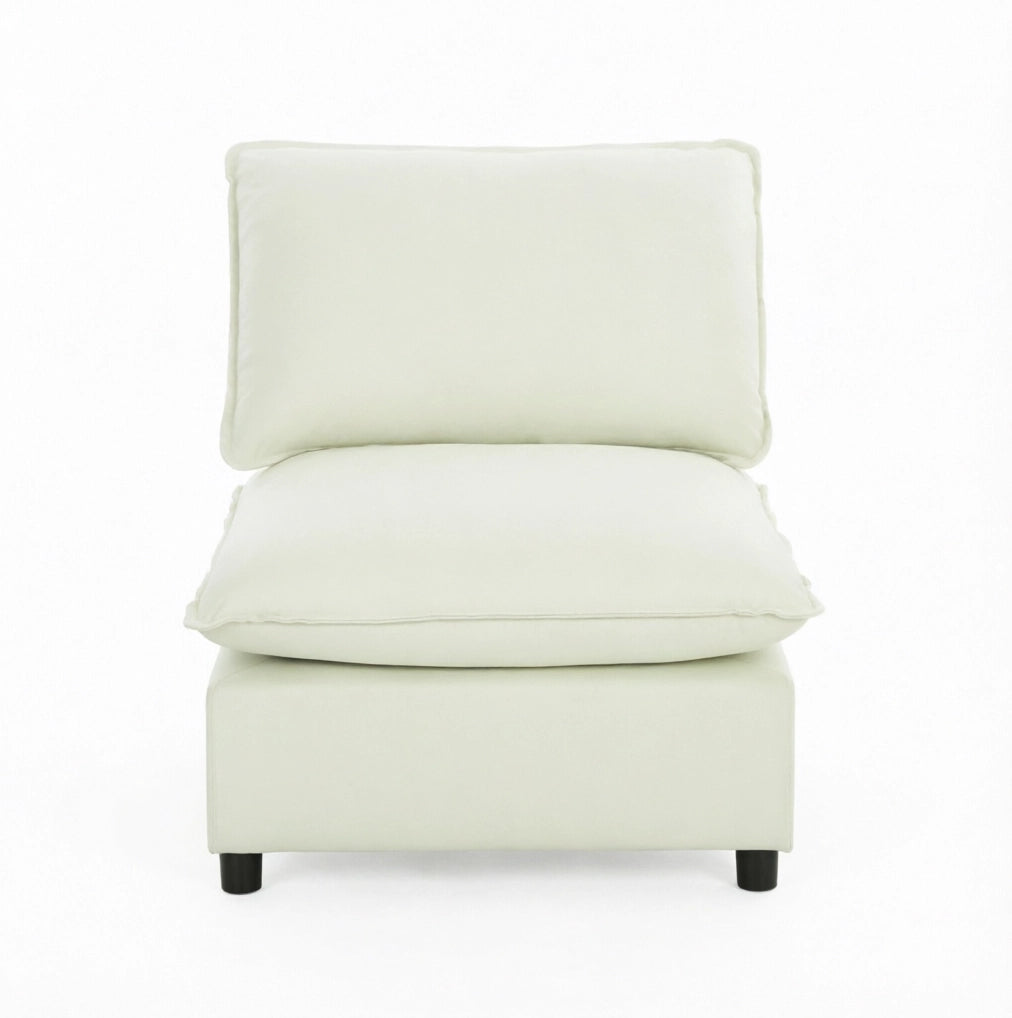 Poltrona moderna a un posto color crema con seduta ampia e imbottitura confortevole per soggiorno