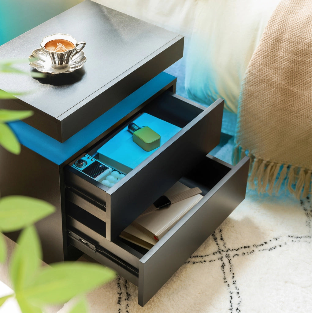 Comodino moderno con LED multicolore; 2 cassetti e vano aperto in legno ingegnerizzato nero