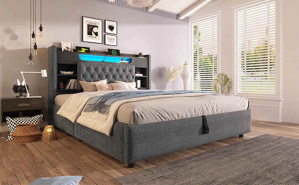 Letto imbottito grigio 140x200 cm con contenitore idraulico, illuminazione LED e porte di ricarica USB/Type-C, testiera con ripiani integrati