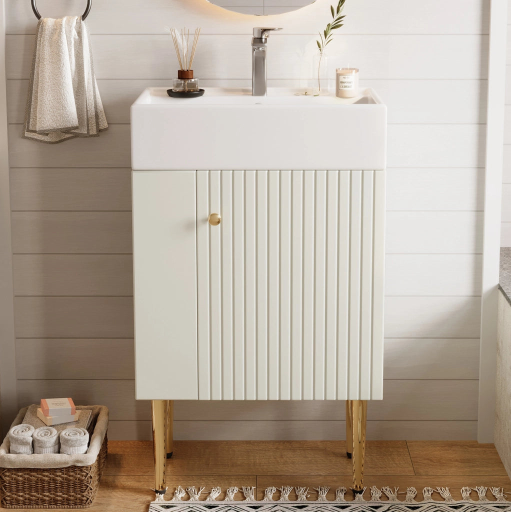 Mobile bagno da terra bianco con lavabo integrato e ripiani