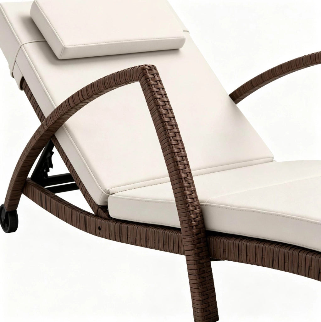 Sdraio da terrazza moderna con ruote, lettino da giardino regolabile in 5 posizioni, struttura in acciaio zincato e resina intrecciata, cuscini beige e marrone