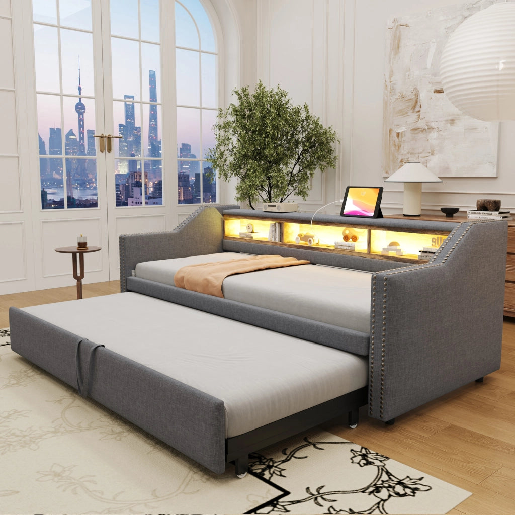 Divano letto imbottito estraibile con rete a doghe grigio scuro con LED USB e tre ripiani laterali