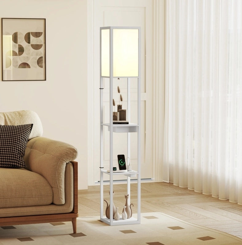 Lampada da terra bianca in MDF con 3 ripiani, interruttore a pedale e porte USB