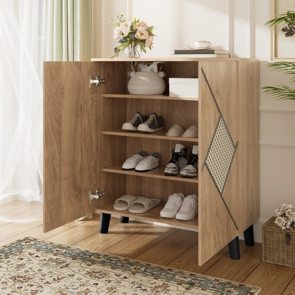 Scarpiera con ante chiuse e ripiani multipli in pannello truciolare effetto legno con gambe in PVC
