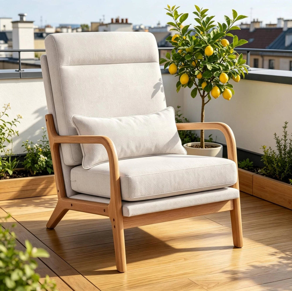 Poltrona da salotto in tessuto color crema con schienale alto e cuscino lombare per il relax