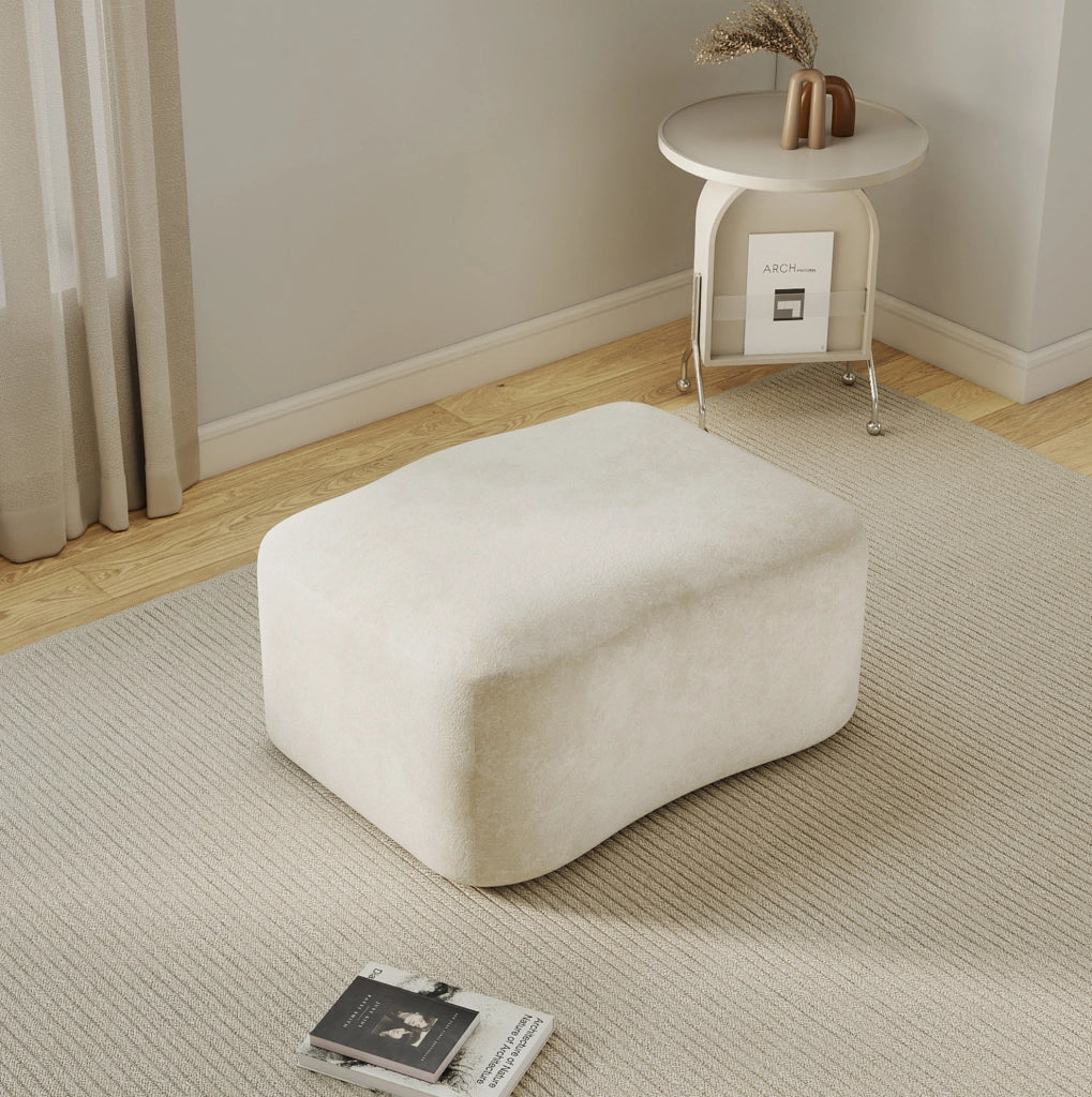 Pouf in velluto beige DESMIU per soggiorno confortevole
