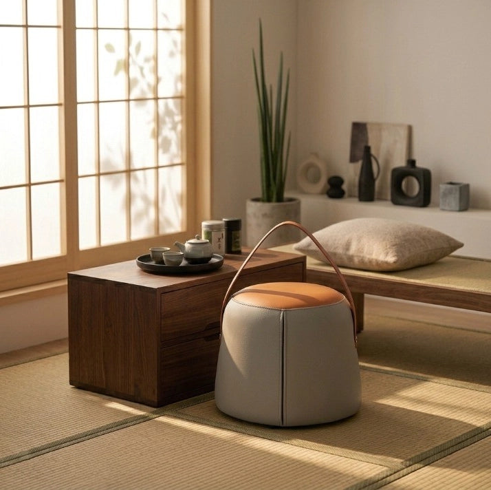 Pouf moderno imbottito con rivestimento in ecopelle grigio e arancione con maniglia in ecopelle marrone