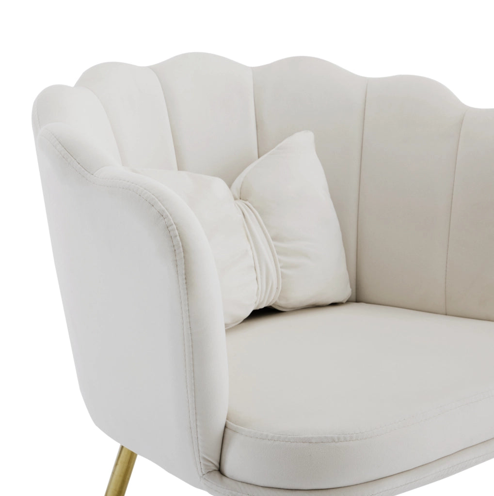 Poltrona imbottita in velluto beige con schienale a petalo e gambe in metallo dorato