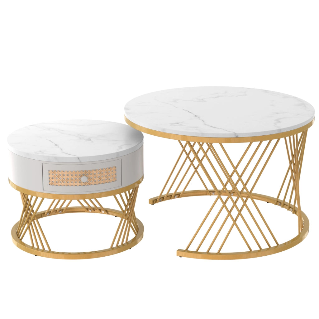Set di 2 Tavolini Rotondi in MDF con Piano effetto Marmo, Cassetti in Rattan Plastico e Maniglie in Legno Massello, Gambe in Ferro Dorato 70x70x45,5 + 50x50x38,5 cm