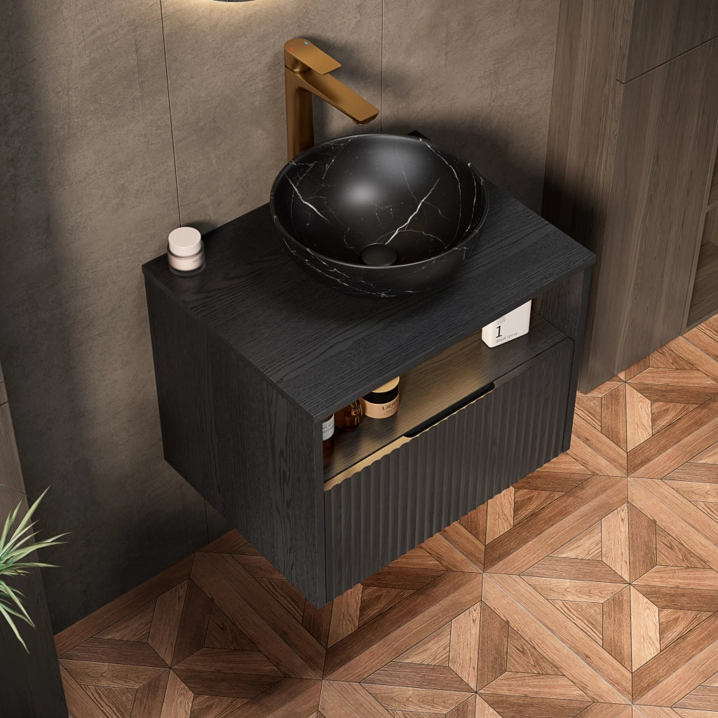 Mobile bagno sospeso 60 cm con lavabo in ceramica nera effetto pietra, armadietto in compensato rigato con cassetto e mensola, illuminazione sensorizzata, colore nero