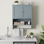 Mobiletto da bagno a muro con portasalviette, 2 sportelli e ripiani aperti in MDF grigio chiaro, 56,8 x 19 x 70 cm