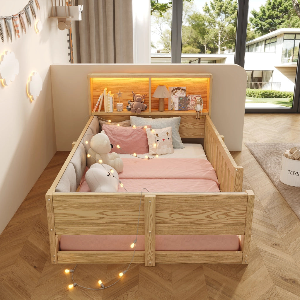 Letto a terra, letto per bambini 90 x 200 cm con sponde, lati imbottiti, testiera con contenitore, LED e truciolare, naturale