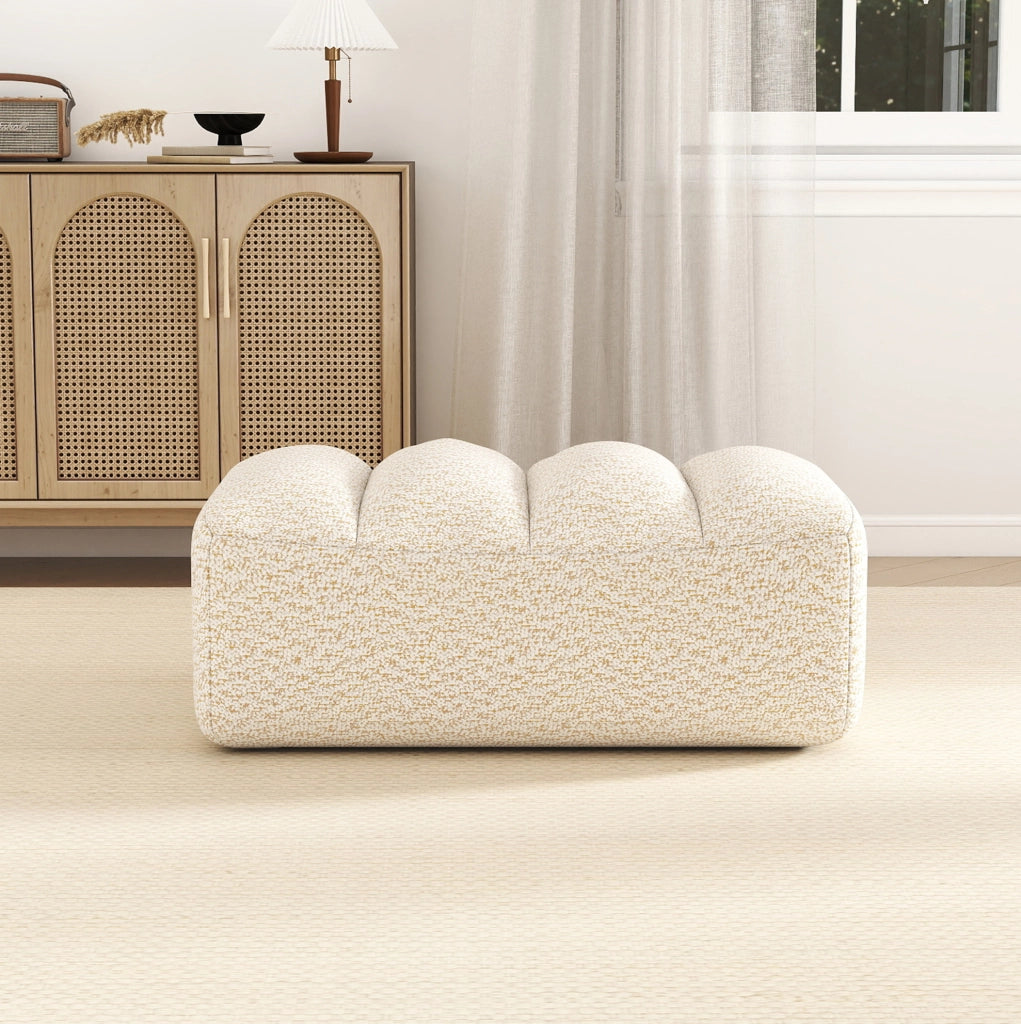 Divano modulare senza struttura con poggiapiedi in tessuto a riccioli beige e bianco per relax