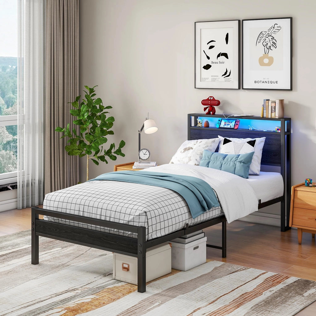 Letto singolo 90 × 200 cm con testiera a 2 ripiani; ricarica USB e presa; rete a doghe in metallo; nero