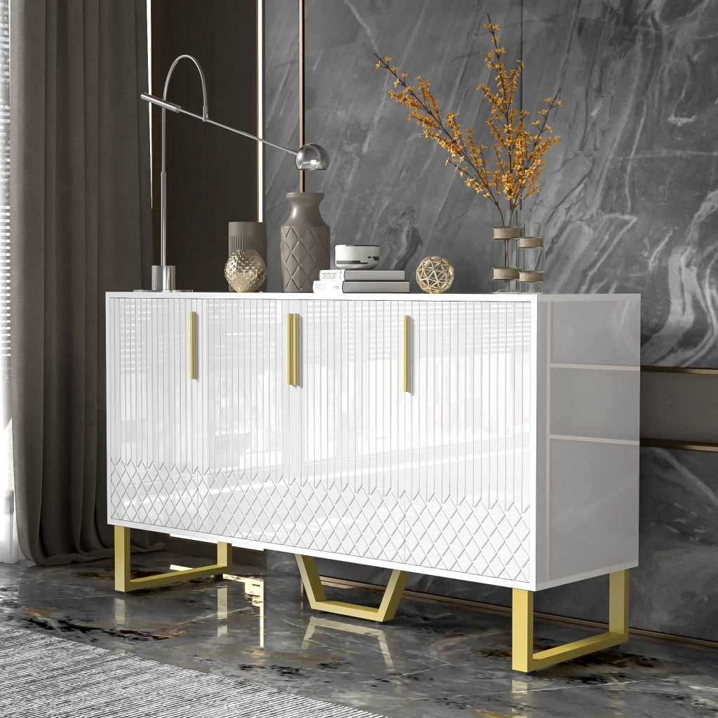Sideboard lucido bianco, design geometrico, 4 ante, maniglie e piedi in metallo, 140x40x80 cm