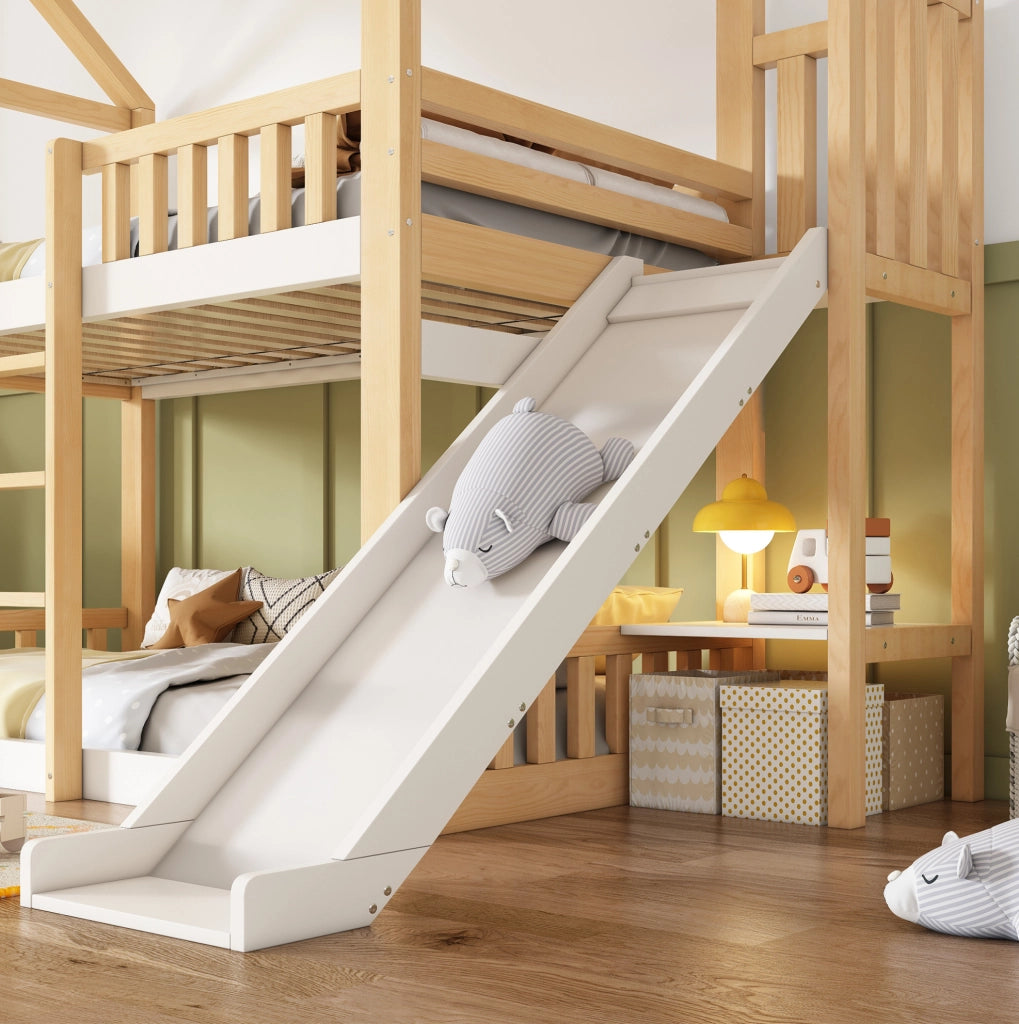 Letto a Castello per Bambini 90x200 cm in Legno con Tetto a Spiovente, Scivolo da 35 cm e Scaffale, Bianco e Naturale