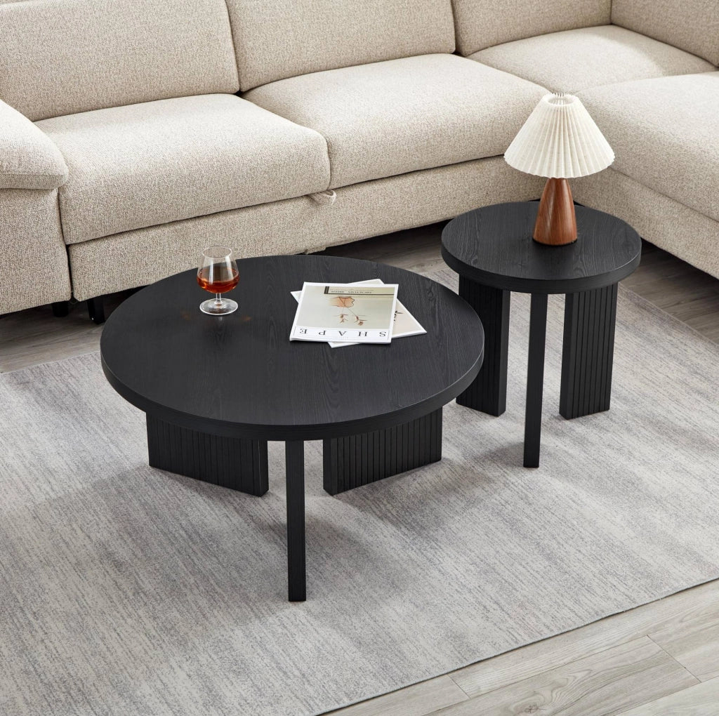 Tavolino rotondo da salotto in MDF nero con struttura a tre gambe, compatto e versatile