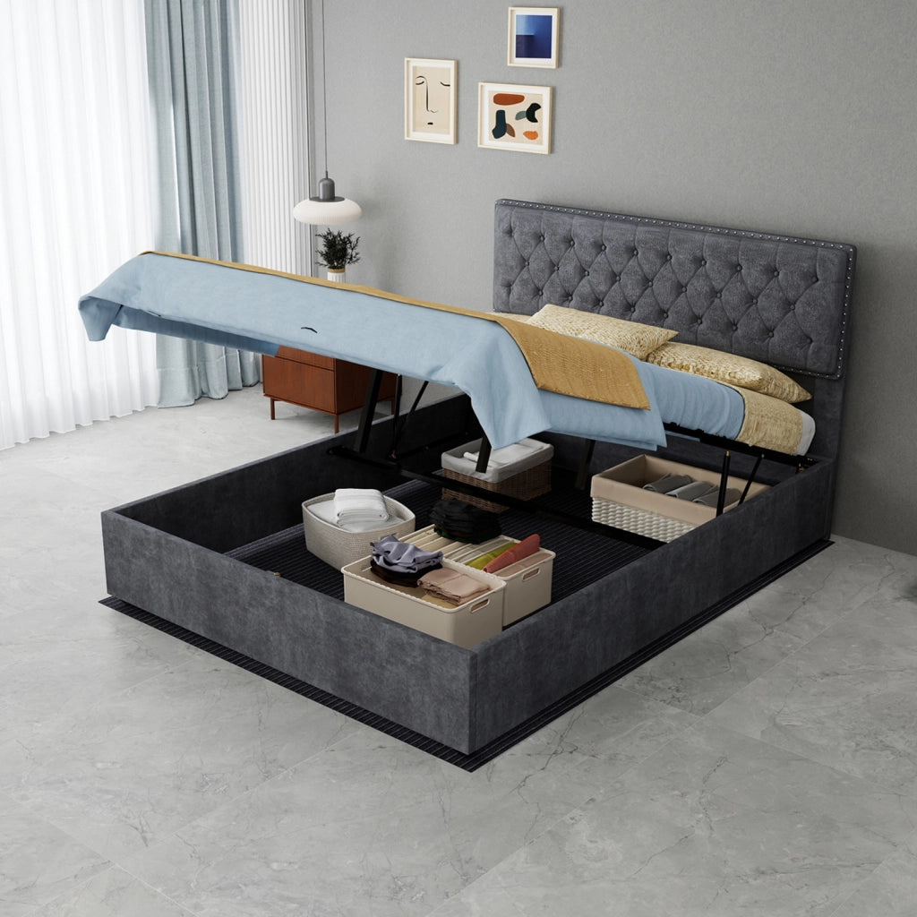 Letto 140 × 200 cm con testiera alta rivestito in velluto grigio con borchie e rete a doghe in legno