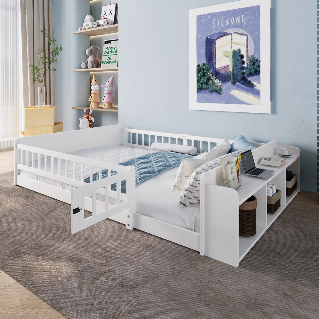 Letto per bambini 140 × 190 cm con ripiani e vano a giorno in legno di pino bianco con barriera apribile