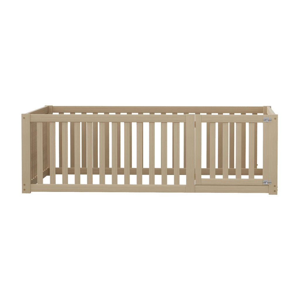 Letto a terra per bambini 140x200 cm in legno con sponde e cancelletto; senza rete; naturale